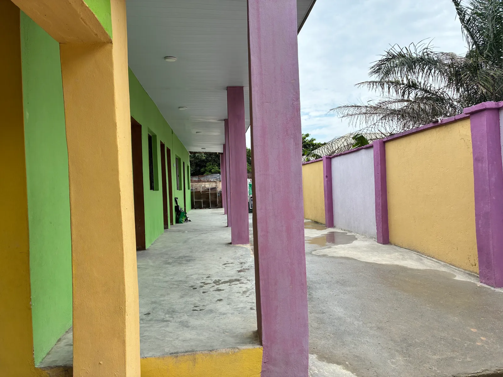 The covered walkway alongside the classrooms